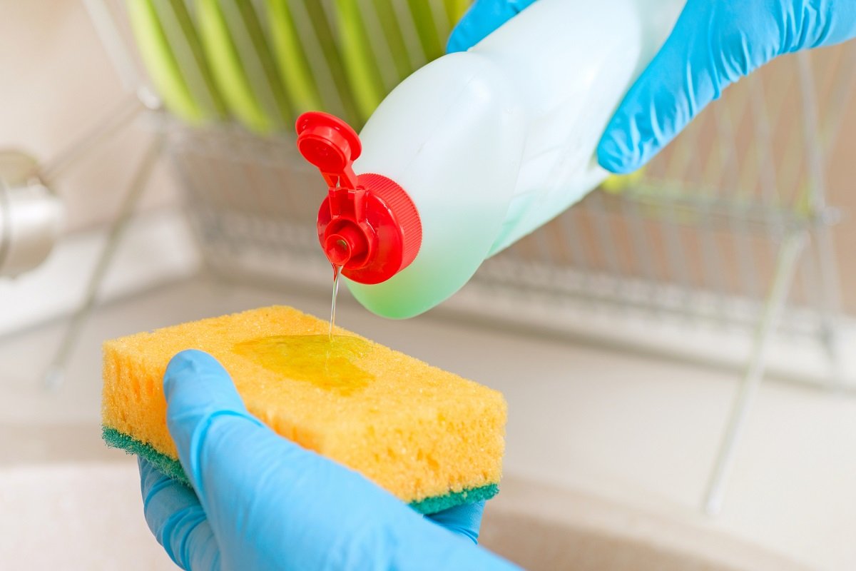 Diego Fernández, Inginer Chimist: „Un Amestec De 500 Ml De Apă Cu O Lingură De Detergent De Vase Este Foarte Eficient Pentru A Degresa Paravanul De Duș”.