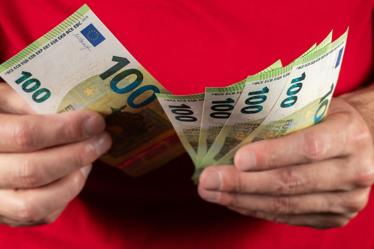 „Păstrați-Vă Calmul Și Păstrați Niște Bani Cash”: De Ce Ne Sfătuiește Banca Centrală Europeană Să Păstrăm 70-100 De Euro În Numerar?