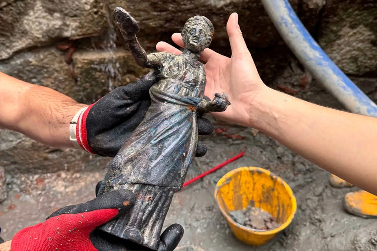 Arheologii Nu-Și Vin Să Creadă: Găsesc O Statuie Veche De 3000 De Ani Cu Amprente Umane „Proaspete”