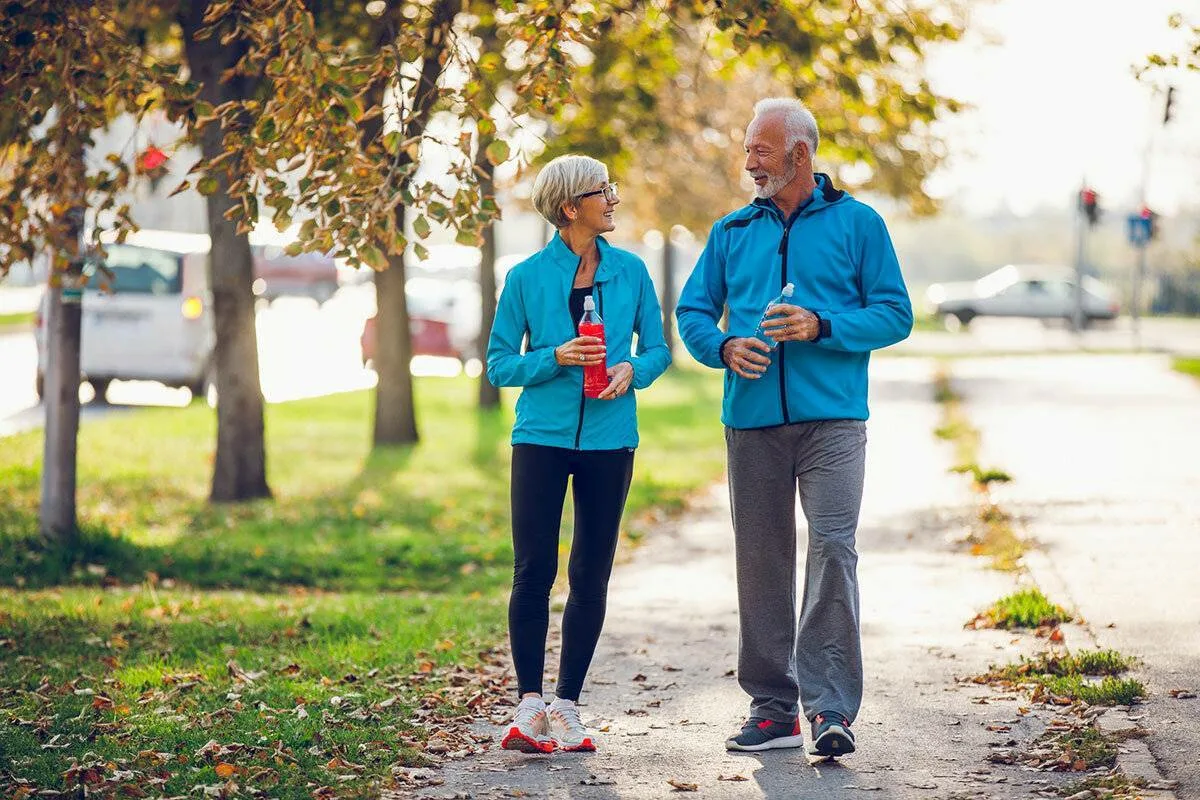 Plimbările Sunt Foarte Bune După Vârsta De 60 De Ani, Dar Experții Recomandă Practicarea Acestui Exercițiu
